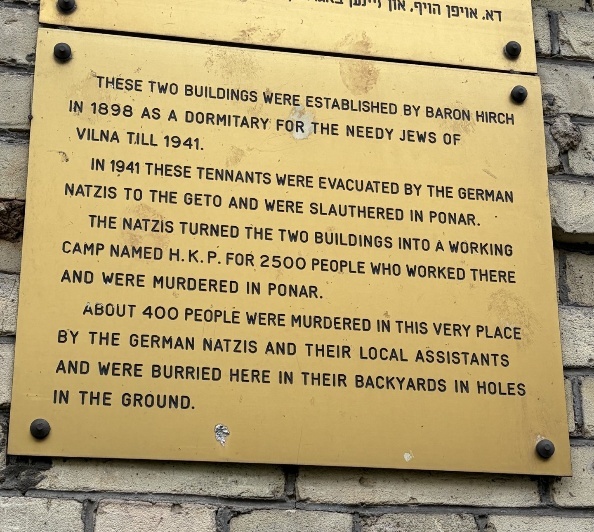 Memorial plaque describing the HKP 562 forced-labor camp and the people murdered there.